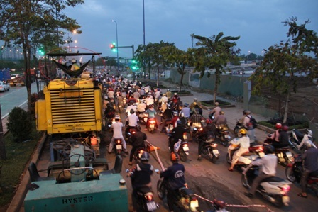 Khu vực này đang sửa chữa mặt đường và rào chắn thi công đường dẫn cao tốc khiến đường bị thu hẹp.