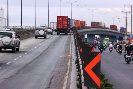 Cầu vượt thép cửa ngõ Sài Gòn hư hỏng nặng - 7 Tình trạng xuống cấp của cầu vượt thép đã kéo dài gần cả năm qua...