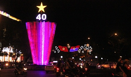 Biểu tượng lễ kỷ niệm 40 năm Giải phóng miền Nam được trang trí khắp đường phố trung tâm