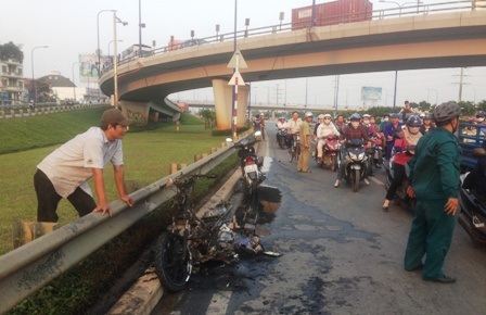 Chiếc xe máy bị cháy rụi ngay dưới dạ cầu vượt Cát Lái trên XLHN, quận 2.