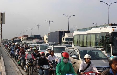 CSGT vắt kiệt sức giải tỏa vụ kẹt xe kéo dài 15 tiếng - 2 CSGT vắt kiệt sức giải tỏa vụ kẹt xe kéo dài 15 tiếng
