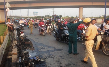 CSGT có mặt sau vụ cháy để ghi nhận vụ việc.