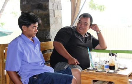 Anh Công (áo xanh) luôn biết ơn người bạn đã giúp mình thay đổi cuộc đời.