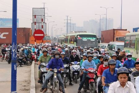 CSGT vắt kiệt sức giải tỏa vụ kẹt xe kéo dài 15 tiếng - 5 ...và tình trạng ùn tắc kéo dài nhiều km trên XLHN từ ngã tư Thủ Đức...