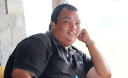 Anh Võ Quốc Thắng, người mua 4 tờ vé số đem đến niềm may mắn cho mình và 2 người bạn đồng nghiệp.