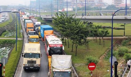 CSGT vắt kiệt sức giải tỏa vụ kẹt xe kéo dài 15 tiếng - 6 ...Đến nút giao thông Cát Lái, quận 2.