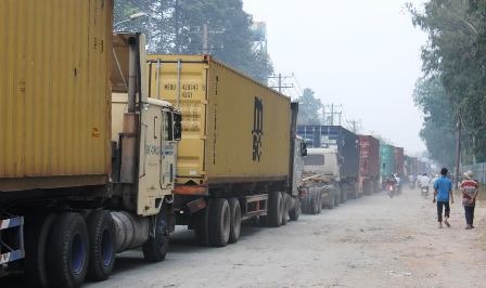 CSGT vắt kiệt sức giải tỏa vụ kẹt xe kéo dài 15 tiếng - 3 CSGT vắt kiệt sức giải tỏa vụ kẹt xe kéo dài 15 tiếng
