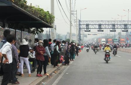 CSGT vắt kiệt sức giải tỏa vụ kẹt xe kéo dài 15 tiếng - 4 Hàng trăm người dân mỏi mòn chờ xe buýt tại các trạm dọc XLHN...