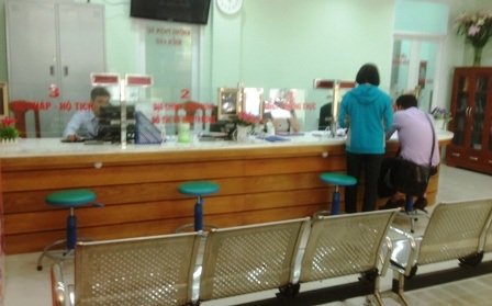 Cán bộ UBND phường Nguyễn Thái Bình, quận 1 đang tiếp công dân lúc 11h ngày 24/2.    