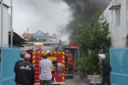 Đám cháy giữa KDC và cạnh garage ô tô đã khiến người dân một phen nháo nhào...