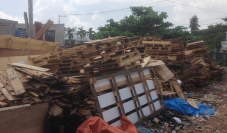 Nhiều balet thành phẩm được đưa ra khỏi đám cháy...