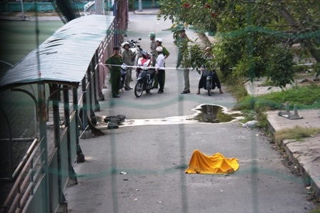 Hiện trường nơi xảy ra nghi án tự thiêu ở sân bóng đá