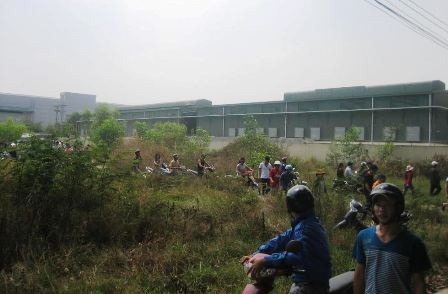 Có rất đông người dân hiếu kỳ theo dõi vụ việc.