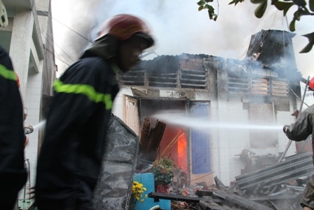 Căn nhà nằm giữa KDC ở quận Thủ Đức, TPHCM phát hỏa dữ dội sáng mùng 1 Tết Ất Mùi