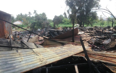 Toàn bộ nhà xưởng và nguyên liệu gỗ, máy móc... bị cháy rụi.