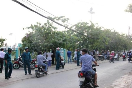 Rất đông người dân theo dõi vụ việc.