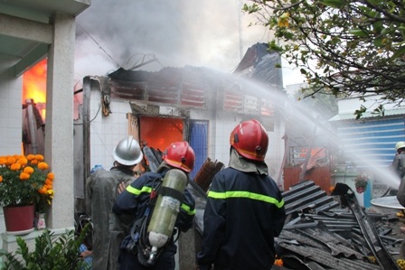 Lực lượng cảnh sát PCCC quận 9 nhanh chóng có mặt chữa cháy.