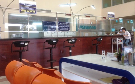 Điểm đóng tiền tại công ty điện lực Thủ Thiêm suốt cả buổi sáng chỉ vài người đến giao dịch.