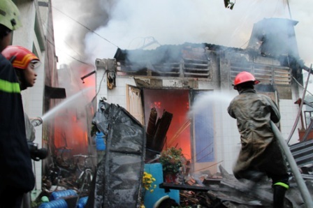 Nhiều balet thành phẩm được đưa ra khỏi đám cháy...