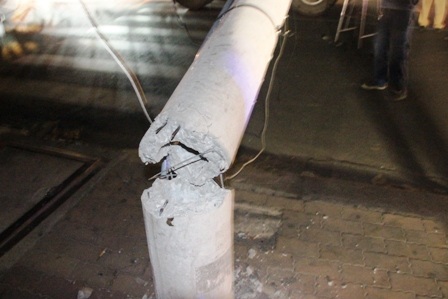 Trụ điện gãy làm lộ ra chất lượng quá kém.