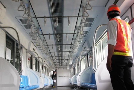 Cửa lên xuống toa tàu điện ngầm.