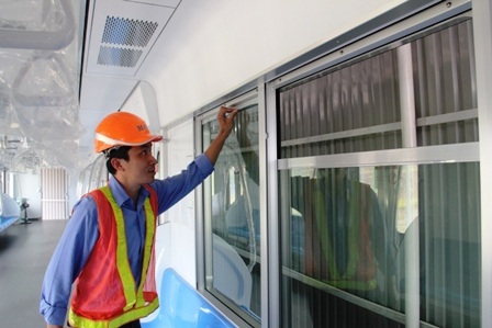 Cửa lên xuống toa tàu điện ngầm.