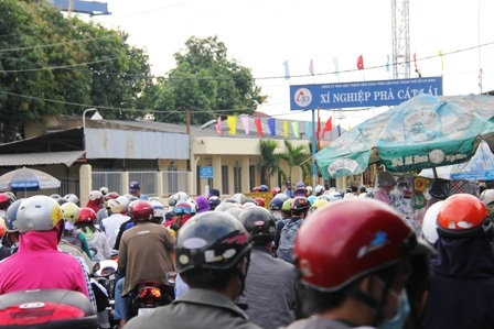 Hàng chục nghìn lượt người đến tham quan KDL Suối Tiên trong ngày mùng 4 Tết.