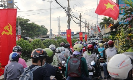 Hàng nghìn xe xếp hàng dài chờ qua phà Cát Lái phía bờ quận 2...