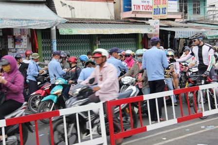 Bến phà tăng cường nhiều phà công suất lớn và bố trí nhiều nhân viên để phục vụ hành khách.