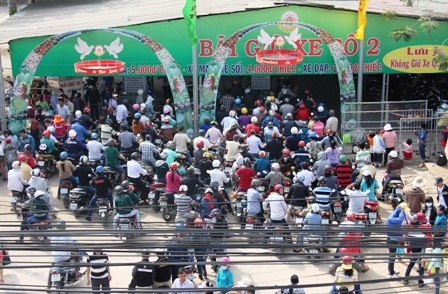 Người người chen nhau qua cầu vượt bộ hành để vào KDL Suối Tiên.