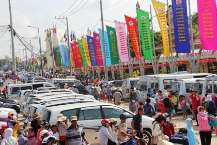 Hàng chục nghìn lượt người đến tham quan KDL Suối Tiên trong ngày mùng 4 Tết.