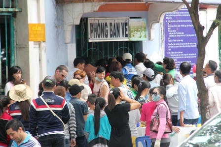 Thảo cầm viên Sài Gòn trở nên quá tải trước lượng khách tăng đột biến.