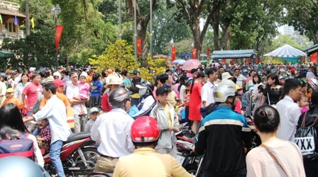 Thảo cầm viên Sài Gòn trở nên quá tải trước lượng khách tăng đột biến.