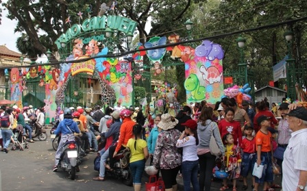 Chuyện lạ Mùng 4 Tết: Chen lấn mua vé vào… sở thú