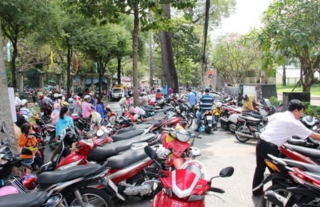 Các bãi giữ xe xung quanh Thảo cầm viên Sài Gòn chật kín và từ chối nhận thêm xe của khách.