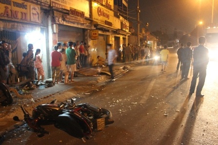 Nam thanh niên tử vong sau khi lao xe vào nhà dân - 1 Nam thanh niên tử vong sau khi lao xe vào nhà dân