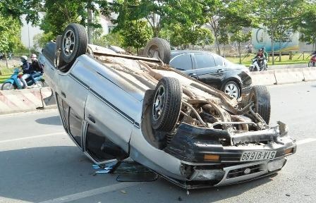 Xe du lịch lật nhào giữa xa lộ, một trẻ nhỏ bị thương - 1 Chiếc du lịch 4 chỗ bất ngờ mất lái tông dải phân cách giữa XLHN rồi lật nhào...