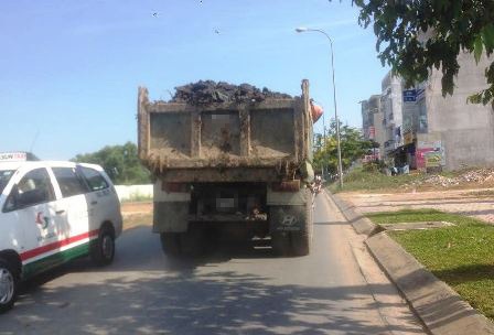 Xe quá tải “oanh tạc” khiến người dân bất an - 1 Xe quá tải “oanh tạc” khiến người dân bất an