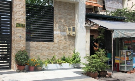 Bé gái sơ sinh bị bỏ rơi ven đường đang được BV quận 2 chăm sóc.