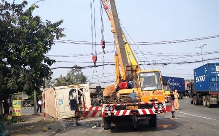 Ôm cua gấp, cả xe container lật nhào