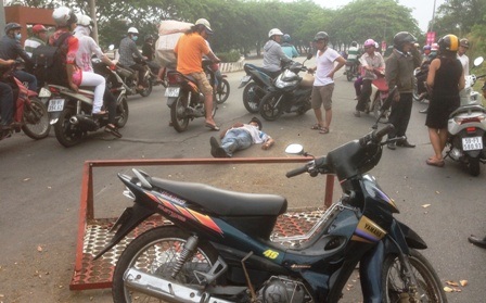 Tông hàng rào “chống thất thu”, 2 nạn nhân bị thương nặng