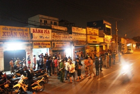 Nam thanh niên tử vong sau khi lao xe vào nhà dân - 2 Hiện trường vụ tai nạn.