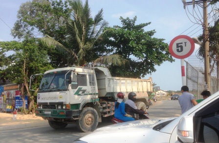 Đường đặt biển cấm xe từ 5 tấn ở 2 đầu đường nhưng xe tải nặng vẫn vô tư vi phạm...