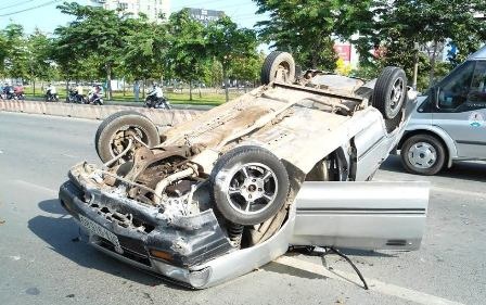 Xe du lịch lật nhào giữa xa lộ, một trẻ nhỏ bị thương - 2 Chiếc du lịch 4 chỗ bất ngờ mất lái tông dải phân cách giữa XLHN rồi lật nhào...