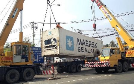 Ôm cua gấp, cả xe container lật nhào