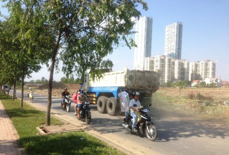 Đường đặt biển cấm xe từ 5 tấn ở 2 đầu đường nhưng xe tải nặng vẫn vô tư vi phạm...