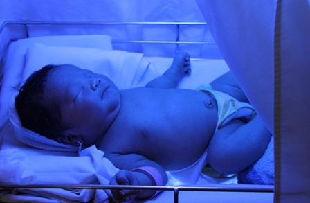 Bé gái sơ sinh bị bỏ rơi ven đường đang được BV quận 2 chăm sóc.