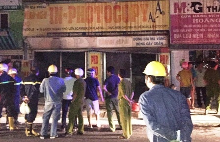 Vụ hỏa hoạn xảy ra giữa đêm khuya tại tiệm photocopy cạnh trường ĐH Ngân hàng TPHCM.