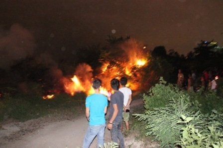 Hiện trường vụ cháy đồng cỏ khô đất dự án Khu LHTT Rạch Chiếc chiều tối 21/4