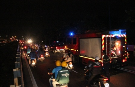 Hàng chục chiến sĩ cảnh sát PCCC nhanh chóng đến hiện trường để cứu hỏa...